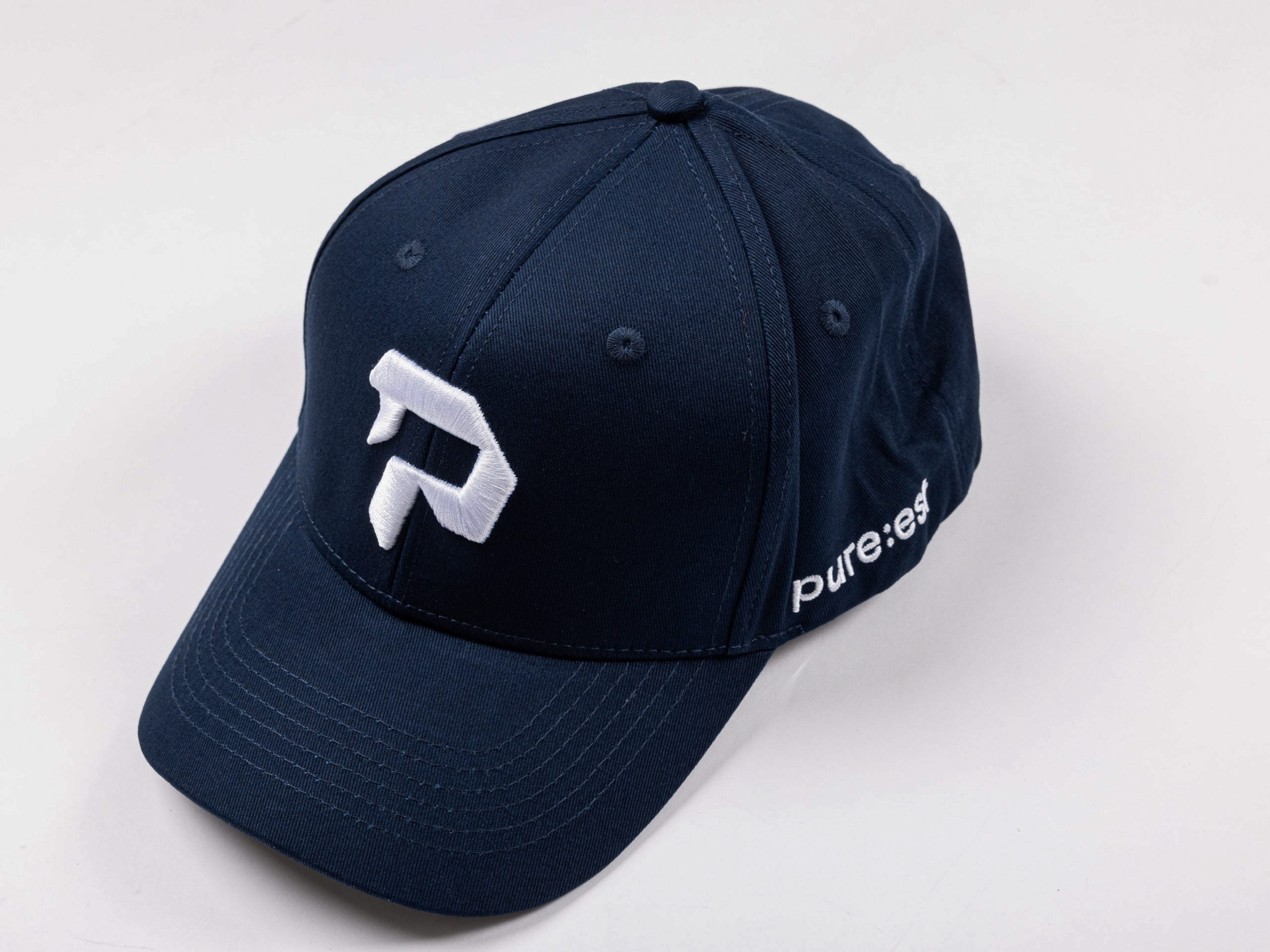 Pureest Keps - Broderad Logo I Vitt & Mörkblå Tyg